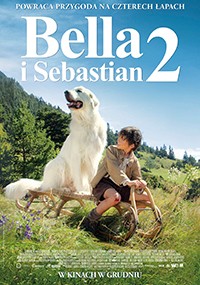 Plakat filmowy Bella i Sebastian 2 przedstawia chłopca siedzącego na drewnianych saniach obok dużego białego psa w trawiastym górskim krajobrazie pod błękitnym niebem. Polski tekst pojawia się na górze i dole plakatu.