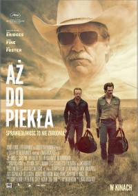 Polski plakat filmowy do filmu Aż do piekła przedstawia dwóch mężczyzn idących przez pole, niosących torby, a nad nimi widnieje duży obraz mężczyzny w kowbojskim kapeluszu i okularach przeciwsłonecznych, nałożony na tle zachmurzonego nieba.