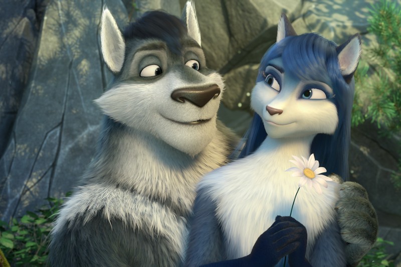 Dwa animowane wilki stoją blisko siebie w lesie. Szary wilk uśmiecha się ciepło do niebieskoszarego wilka, który trzyma białą stokrotkę i patrzy na niego z łagodnym wyrazem twarzy. W tle widać zielone liście i skały.