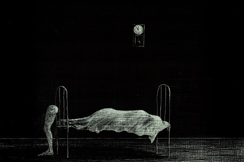 Ciemna, minimalistyczna scena pokazuje słabą postać częściowo wyłaniającą się z łóżka pod prześcieradłem, a zegar na ścianie wskazuje północ. Atmosfera jest niesamowita i niepokojąca, zdominowana przez cienie i pustkę.