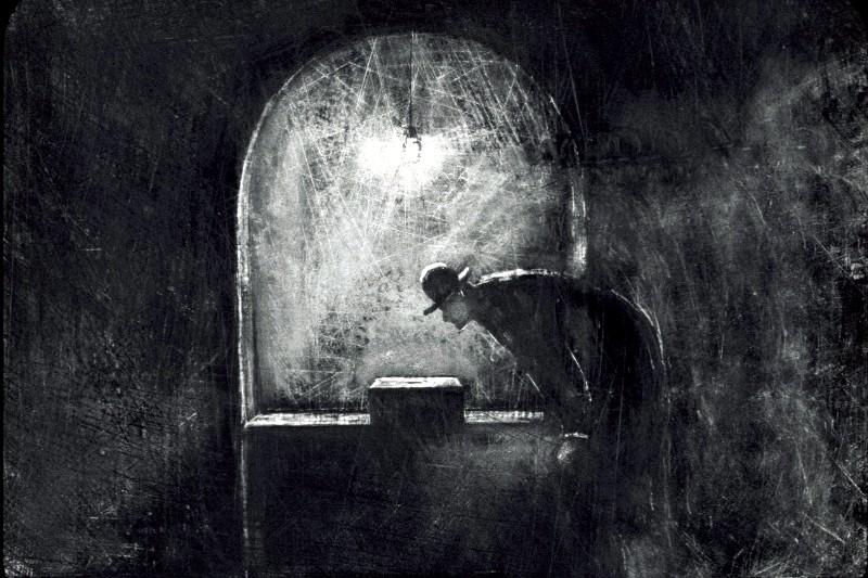 Osoba w kapeluszu pochyla się nad pudełkiem przed dużym, łukowatym oknem. Scena jest ciemna i mroczna, oświetlona pojedynczym górnym światłem, z wytartą, teksturowaną i tajemniczą atmosferą.