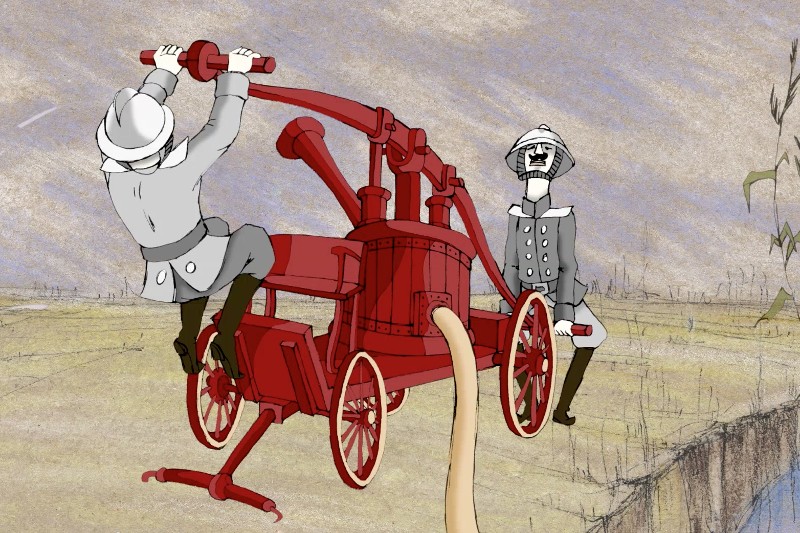 Dwóch strażaków w zabytkowych mundurach obsługuje staromodny, czerwony, ręcznie pompowany wóz strażacki na trawiastym polu. Jeden pompuje rączkę, podczas gdy drugi stoi i patrzy, obaj w białych hełmach.