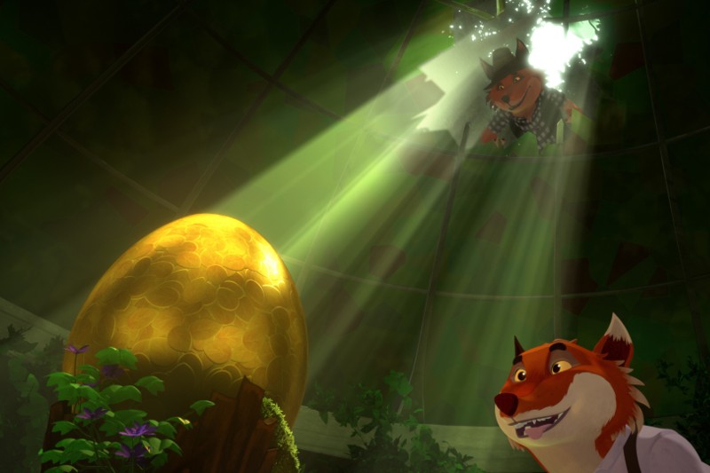 Duże złote jajo znajduje się na postumencie pod snopem światła w pokoju przypominającym dżunglę, a dwa animowane lisy, jeden nad nim, patrzą przez dziurę w suficie i je obserwują.