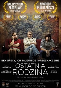 Polski plakat filmowy Ostatniej Rodziny przedstawia trzy osoby siedzące na czerwonej kanapie z ciemnym, surrealistycznym obrazem za nimi. Symbole złotych nagród i napisy końcowe filmu są wyświetlane u góry i na dole.