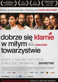 Polski plakat filmowy do Dobrze się kłamie w miłym towarzystwie przedstawia siedem osób siedzących przy stole z poważnymi i ciekawymi wyrazami twarzy. Nagrody filmowe i napisy końcowe pojawiają się u góry i na dole.