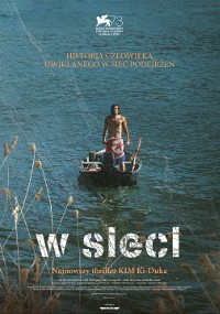 Mężczyzna stoi na małej łódce na środku rzeki, otoczony wysokimi trzcinami. Tekst na plakacie jest po polsku, z tytułem w sieci i dodatkowymi napisami.