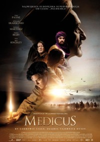 Plakat filmu Medicus przedstawiający kolaż twarzy postaci, mężczyznę trzymającego świecę i pustynny krajobraz z jeźdźcami na koniach. Tytuł filmu jest widoczny na dole.