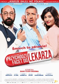 Plakat filmowy do komedii Przychodzi facet do lekarza przedstawiający trzy osoby: mężczyznę w białym kitlu ze stetoskopem, zaskoczonego mężczyznę w niebieskim i uśmiechniętą kobietę w czerwonym, z pogrubionym tekstem w języku polskim.