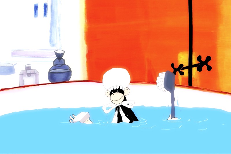 Kreskówkowa małpa w czapce szefa kuchni siedzi w wannie wypełnionej niebieską wodą, trzymając szczotkę do szorowania. Tło przedstawia pomarańczowe i białe ściany oraz dekoracyjne przedmioty.