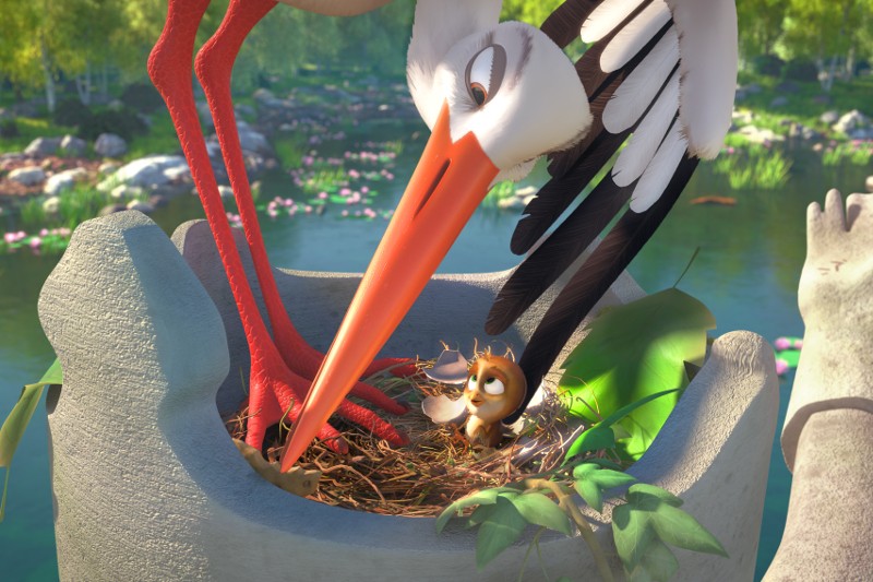 Duży bocian pochyla się nad gniazdem z małym, zaskoczonym ptakiem i rozbitymi skorupkami jaj, otoczony zielenią i wodą – to wszystko w żywej, animowanej scenie.