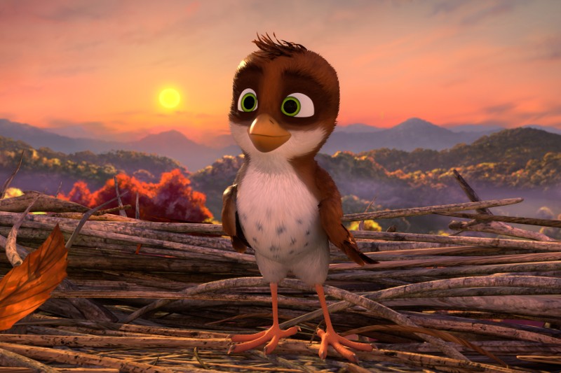 Animowany brązowo-biały ptak z dużymi zielonymi oczami stoi na gałązkach, na tle pomarańczowego zachodu słońca i gór.