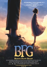 Młoda dziewczyna w koszuli nocnej stoi na trawie, patrząc na olbrzyma, którego nogi górują nad nią o zachodzie słońca. Poniżej wielkimi literami widnieje tytuł filmu BFG. Scena wydaje się magiczna i kapryśna.