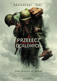 Żołnierz niesie rannego towarzysza na plecach wśród dymu i gruzów. Obaj noszą mundury wojskowe i hełmy. Tekst plakatu jest po polsku, z widocznym tytułem Przełęcz Ocalałych i innymi napisami końcowymi filmu.