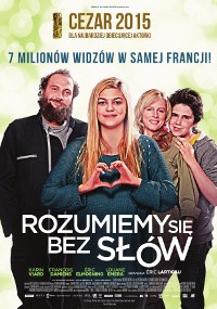 Polski plakat filmowy przedstawiający czterech uśmiechniętych ludzi stojących razem. Centralna kobieta tworzy rękami kształt serca. Powyższy tekst brzmi: 7 zgonów w samej Francji! a tytuł „zrozumienie się bez słów” znajduje się na dole.