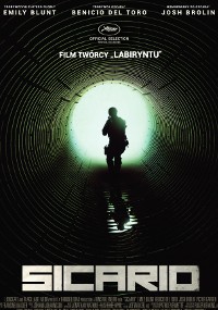 Sylwetka postaci stoi w świetle na końcu tunelu. Tekst powyżej brzmi Sicario z nazwiskami obsady Emily Blunt, Benicio Del Toro i Josh Brolin, a tekst polski odnosi się do filmu Labiryntu.