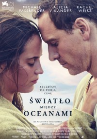 Plakat filmu Światło Między Oceanami przedstawia zbliżenie mężczyzny i kobiety czule dotykających się czołami. Tło jest rozmyte. Na górze znajdują się nazwiska aktorów Michael Fassbender, Alicia Vikander i Rachel Weisz.