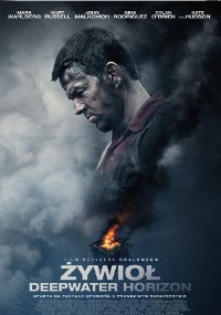 Mężczyzna o brudnej, poważnej twarzy jest pokazany z profilu nad płonącą platformą wiertniczą na morzu. Plakat jest do filmu Żywioł: Deepwater Horizon, z tekstem w języku polskim i ciemnymi, dramatycznymi kolorami.