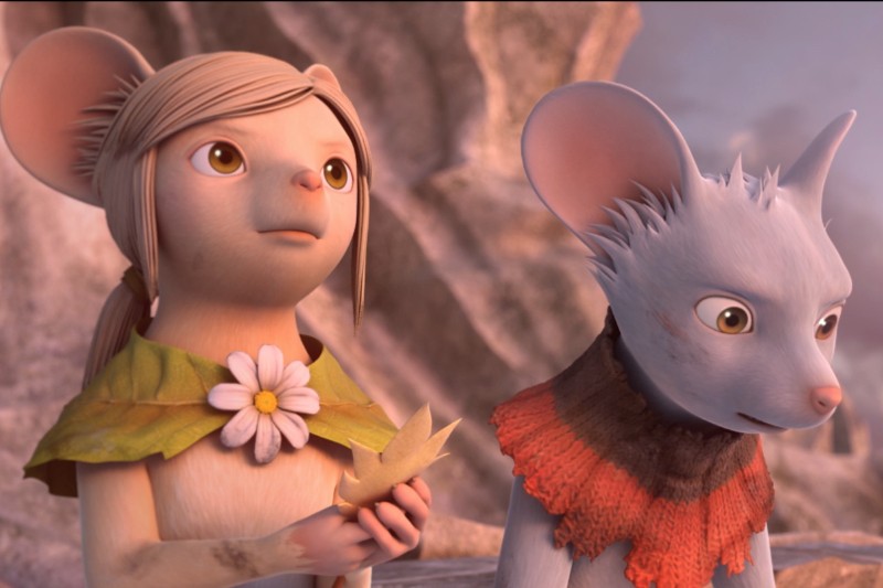 Dwie animowane postacie myszy stoją obok siebie. Myszka po lewej ma jasne futro, nosi pelerynę z liści ze stokrotką i trzyma papierową gwiazdę. Myszka po prawej ma niebiesko-szare futro i nosi czerwony szalik. Obie wyglądają zamyślone poza ekranem.