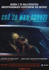Plakat filmowy przedstawia parę siedzącą blisko siebie w samochodzie nocą, oświetlonym słabym niebieskim światłem. Polski tekst u góry i na dole promuje horror Coś za mną Chodzi, znany również jako To idzie za mną.