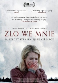 Zrozpaczona młoda kobieta w zimowym płaszczu stoi na zewnątrz na zimnie, zakrywając usta dłonią. Tekst na polskim plakacie filmowym brzmi Zło We Mnie z cytatami i napisami końcowymi nad nią.