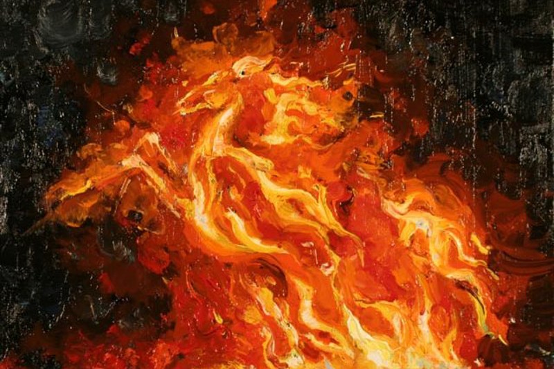 Żywy obraz wirujących, ognistych płomieni, przypominających konia wspinającego się na szczyt, umieszczony na ciemnym, zadymionym tle.