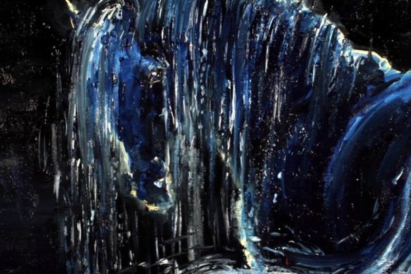 Abstrakcyjny obraz przedstawiający konia w ciemnoniebieskich i czarnych odcieniach, z wyrazistymi, szerokimi pociągnięciami pędzla nawiązującymi do grzywy i głowy konia. Obraz umieszczony jest na ciemnym tle z plamami bieli i refleksami światła.