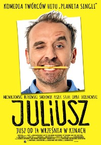 Plakat filmowy do filmu Juliusz przedstawiający mężczyznę z ołówkiem trzymanym poziomo w ustach, mrużącym jedno oko i dziwacznym wyrazem twarzy. Wyraziste żółte tło z czarnym tekstem po polsku promuje komedię.