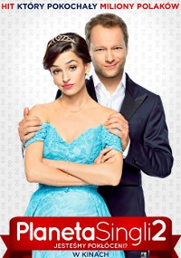 Mężczyzna w garniturze stoi za kobietą w niebieskiej sukience, która ma skrzyżowane ramiona. Tekst nad nimi jest po polsku, a na dole widnieje napis Planeta Singli 2.
