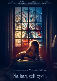 Kobieta wyleguje się na kanapie w słabo oświetlonym pokoju, patrząc przez okno. Na zewnątrz, jasno oświetlony diabelski młyn świeci nocą. Polski tekst na dole brzmi Na karuzeli życia, z napisami filmowymi powyżej.