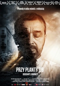 Plakat filmu Przy Planty 7/9: Podróż Bogdana przedstawia twarz mężczyzny częściowo rozpuszczającą się i rozpadającą na cegły. W tle widać budynek, a u góry widnieje kilka nagród festiwali filmowych.
