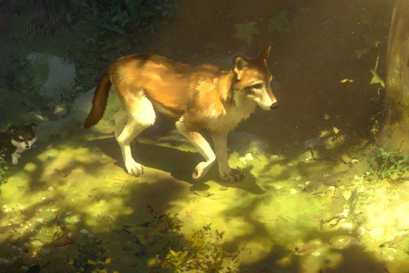 Brązowo-biały wilk przechadza się po oświetlonej słońcem leśnej polanie, rzucając cień na ziemię. Plamki światła przesączają się przez drzewa, a w tle widać częściowo małe zwierzę.