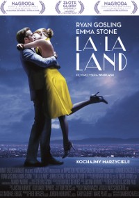 Mężczyzna w garniturze i kobieta w jaskrawożółtej sukience obejmują się i całują na tle rozgwieżdżonego nieba. Tekst brzmi: RYAN GOSLING, EMMA STONE, LA LA LAND. Nagrody filmowe są wyświetlane na górze.