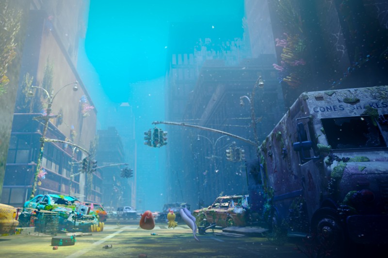 Ulica miejska jest zalana wodą, z skorodowanymi samochodami, sygnalizacją świetlną i budynkami pokrytymi glonami i życiem morskim. Światło słoneczne przesącza się przez niebieskozieloną wodę, oświetlając miejski rozkład.