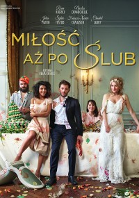 Grupa pięciu osób w strojach ślubnych stoi w nieuporządkowanym, eleganckim pokoju z roztrzaskanym tortem weselnym i dekoracjami na podłodze. Na górze obrazu widnieje polski tekst Miłość aż po ślub.