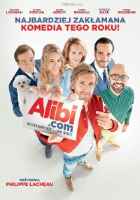 Sześć osób i biały pies stoją razem, uśmiechając się i patrząc w górę na kamerę. Mężczyzna w środku trzyma tabliczkę z napisem „Alibi.com”. Na plakacie znajduje się kolorowy tekst po polsku do komedii.