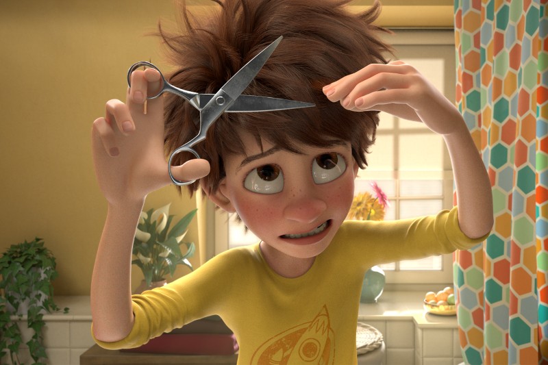 Animowana postać z potarganymi brązowymi włosami nerwowo trzyma nożyczki, zamierzając obciąć sobie grzywkę. Tło przedstawia kolorową zasłonę i rośliny, co sugeruje domowe otoczenie.