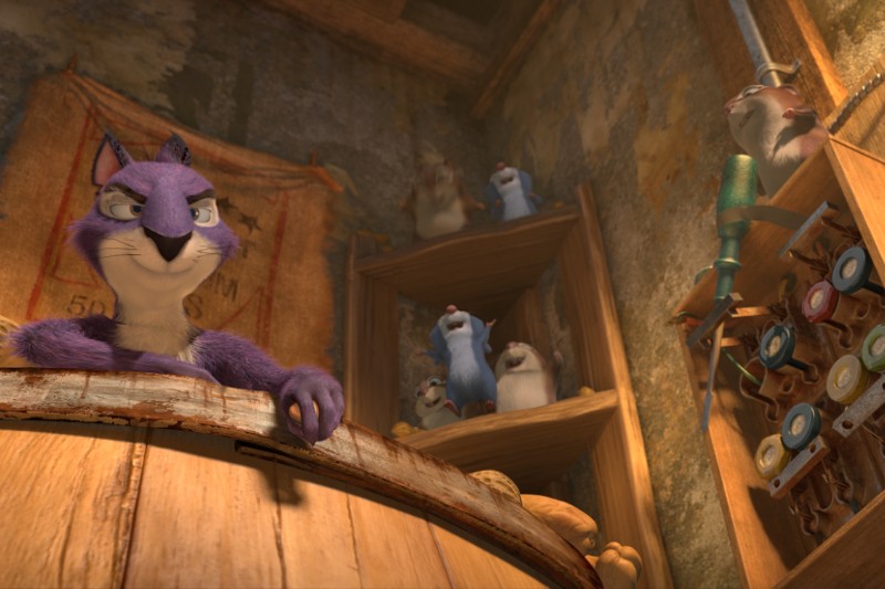 Fioletowa wiewiórka o chytrym wyrazie twarzy opiera się o drewnianą beczkę. Za nią, kilka innych animowanych gryzoni jest na półkach w ciemnym, rustykalnym pokoju z narzędziami i szpulami na ścianie.