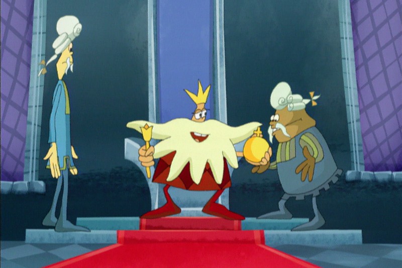 Kreskówkowy król z dużą, białą brodą i koroną stoi na tronie, trzymając berło i złotą kulę, w otoczeniu dwóch doradców w niebieskich strojach i białych perukach, wewnątrz wielkiej sali o fioletowych ścianach.