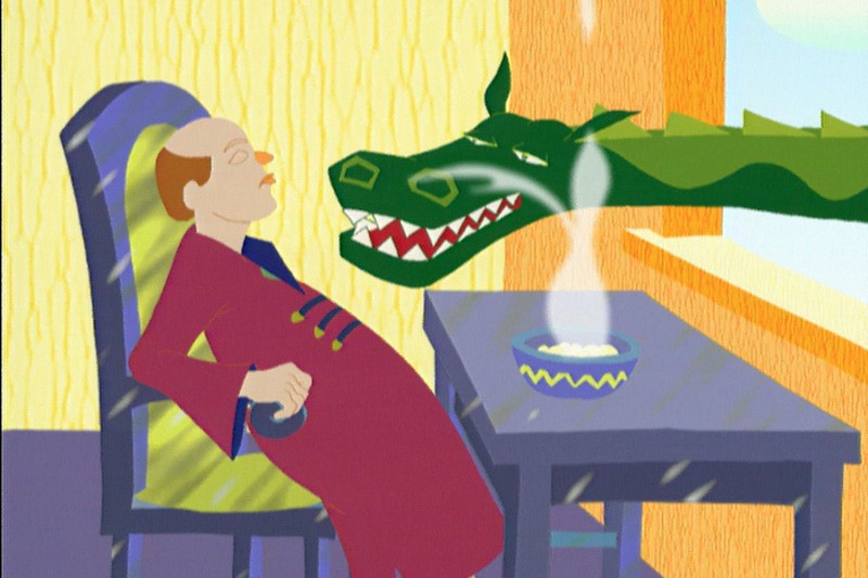 Mężczyzna w czerwonej szacie śpi na krześle przy stole, na którym stoi parująca miska jedzenia, podczas gdy zielony smok pochyla się nad nim z prawej strony, w jasno oświetlonym pomieszczeniu.