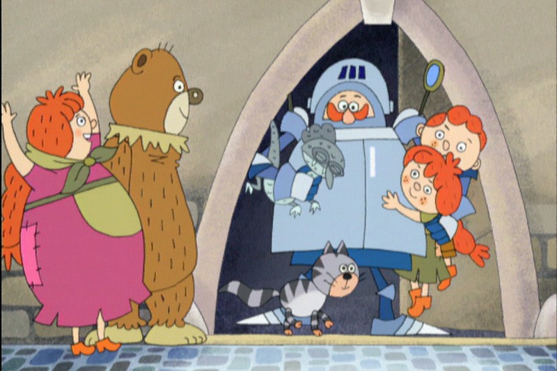 Grupa animowanych postaci, w tym dwie kobiety, mężczyzna w kostiumie niedźwiedzia, rycerz-robot, dwoje dzieci i szaropaskowany kot, zbiera się w kamiennym budynku, reagując z ekscytacją i zaskoczeniem.