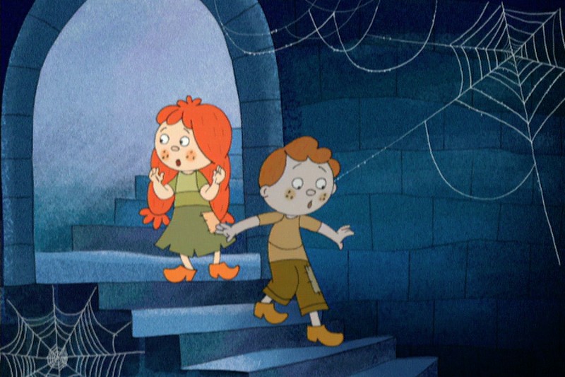 Dwoje animowanych dzieci, dziewczynka z długimi rudymi włosami i chłopiec z brązowymi włosami, schodzą po kamiennych schodach w ciemnym, pełnym pajęczyn budynku. Dziewczynka wygląda na zmartwioną, a chłopiec prowadzi.