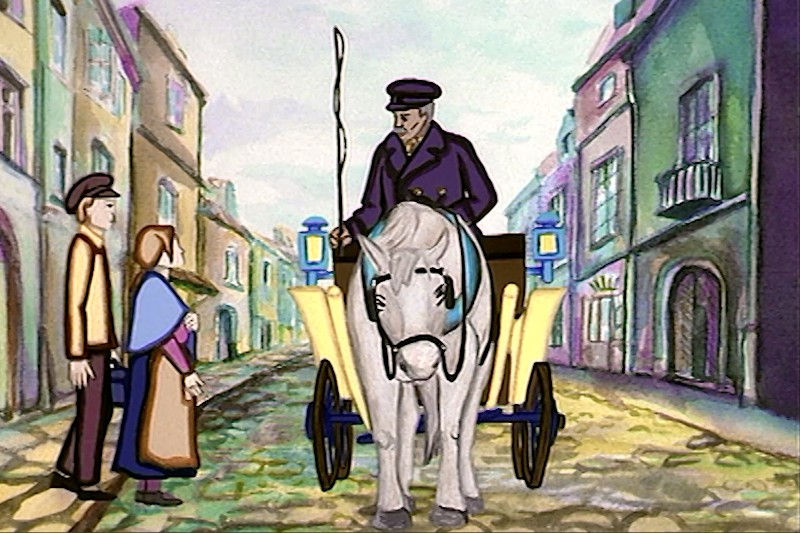 Woźnica siedzi na szczycie białego powozu konnego na brukowanej ulicy. Dwie osoby, mężczyzna i kobieta, stoją po lewej stronie, wydając się rozmawiać. Scena rozgrywa się wśród kolorowych, staromodnych budynków.