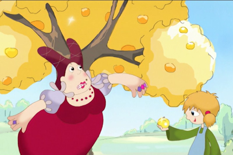 Kobieta z kreskówki w czerwonej sukience i kapeluszu stoi przy drzewie pomarańczowym, gestykulując dramatycznie. Małe dziecko z blond włosami trzyma błyszczący żółty owoc, patrząc na kobietę. Scena jest jasna i kolorowa.