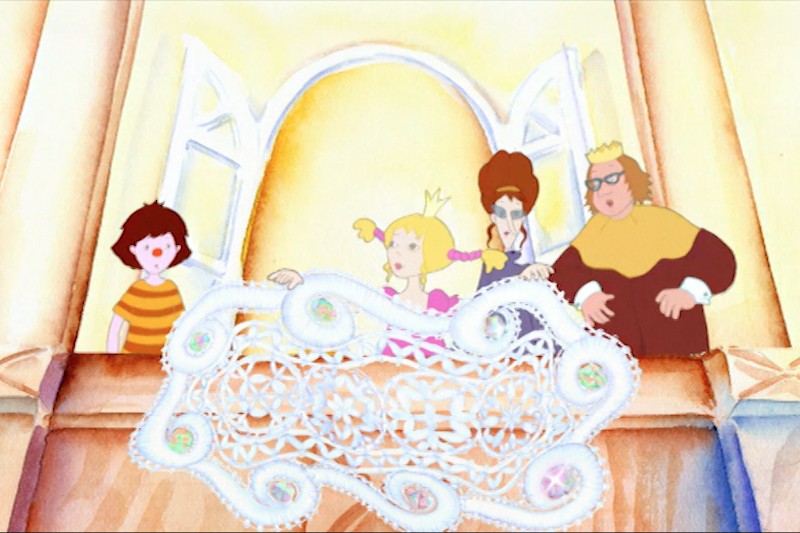 Cztery animowane postacie, w tym dziewczynka w żółtej koronie, stoją przy oknie z koronkowym wzorem rozciągniętym nad balkonem. Tło stanowi jasne, pastelowe wnętrze.