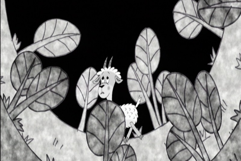 Koza z kreskówkową twarzą o zaniepokojonym wyrazie twarzy stoi wśród dużych liściastych roślin na tle rysowanej ręcznie sceny w odcieniach szarości na ciemnym tle.