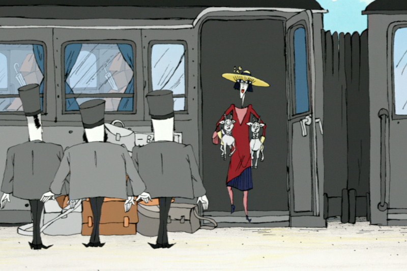 Stylowa kobieta w czerwonej sukience i żółtym kapeluszu wysiada z pociągu, trzymając w rękach dwa małe psy, podczas gdy trzej mężczyźni ubrani w szare garnitury i wysokie kapelusze stoją na peronie z bagażami.