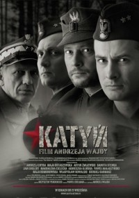 Czarno-biały plakat filmowy do Katynia, przedstawiający czterech poważnych mężczyzn w mundurach wojskowych z II wojny światowej. Tytuł i napisy końcowe pojawiają się na dole po polsku. Tło jest ciemne i ponure.
