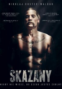 Na ciemnym tle stoi mężczyzna z gołą klatką piersiową i tatuażami. Tekst nad jego głową brzmi Nikolaj Coster-Waldau, a duże litery na dole to Skazany. Dodatkowy mały tekst otacza obraz.
