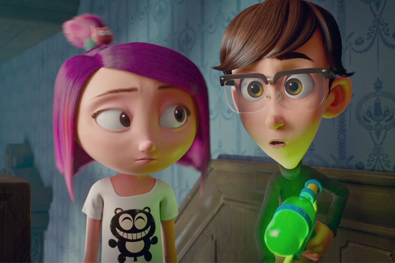 Dwie animowane postacie stoją w pomieszczeniu. Dziewczynka ma krótkie fioletowe włosy i nosi białą koszulę z kreskówkowym kotem. Chłopiec ma brązowe włosy, okulary i trzyma zielony pistolet na wodę, wygląda na zaskoczonego.