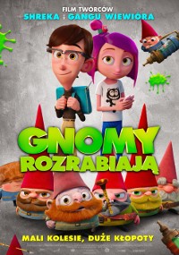 Animowany plakat filmowy z dwójką dzieci, chłopcem w okularach i dziewczynką o fioletowych włosach, stojących wśród psotnych krasnali ogrodowych w czerwonych kapeluszach. Polski tekst tytułowy „Gnomy Rozrabiają” jest wyświetlany pogrubionymi zielonymi i różowymi literami.